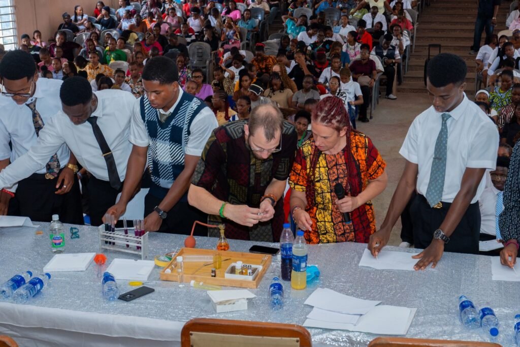 Guests and students at the demonstration table with test tubes and natural indicators
